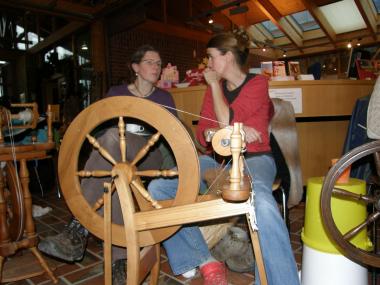 Ulrike Loth beim gemeinsamen Spinnen. <br>Foto: LWL/Schierholz<br />