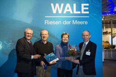 LWL-Direktor Dr. Wolfgang Kirsch (v.li.n.re.) gratulierte dem Ehepaar Korte und überreichte zahlreiche Andenken an ihren Besuch der Sonderausstellung "Wale - Riesen der Meere". Hermann Korte war mit seiner Ehefrau Laurette der 100.000 Besucher der Wal-Ausstellung. Museumsleiter Dr. Alfred Hendricks gratulierte ebenfalls. <br>Foto: LWL/Oblonczyk<br />
