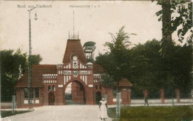 Das Torhaus der Möller-Schächte in Gladbeck zeigt das preußische Staatswappen und die Königskrone.<br> Foto LWL<br />