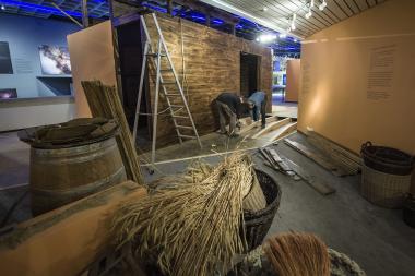 Ausräumen der Tiere und Pflanzen sowie der Fässer und Körbe, entfernen der Holzrampe. Fachleute des LWL-Museums für Naturkunde leisten die Vorarbeit zum Abbau der Arche. <br>Foto: LWL/Oblonczyk<br />