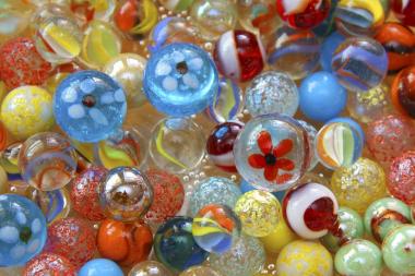 Bunte Perlen dienen als Ausgangsmaterial für die Schmuckstücke.<br> Foto: LWL<br />