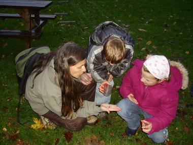 Geographin Birgit Ehses erforscht mit Kindern die Natur rund um das Museum. <br>Foto: LWL/Hudemann<br />