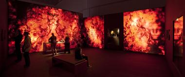 Die Beleuchtung in der Sonderausstellung "Schädelkult" ist mystisch. Jeder der verschiedenen Bereiche, die in Kontinenten unterteilt sind, vermitteln eine andere Stimmung und lassen die Besucher, wie hier im Bereich Afrika, in eine andere Welt eintauchen.<br> Foto: LWL/Hähnel<br />