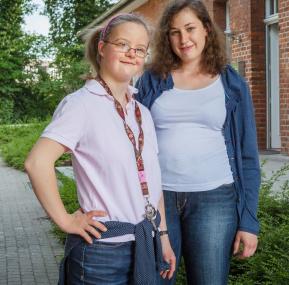 Anne Harmann (l.) und Sarah Averbeck wohnen im Hof Schwegmann. Zusammen bewältigen Sie den Alltag.<br>Foto:LWL/Kleiner<br />