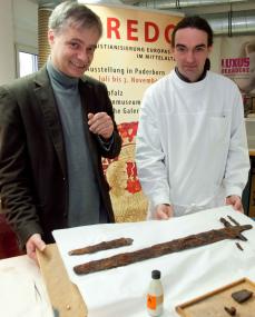 Dr. Martin Kroker und Andreas Weisgerber begutachten das Schwert des Fürsten.<br>Foto:LWL/Brentführer<br />