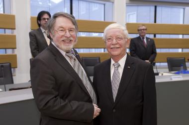 Der Vorsitzende der Landschaftsversammlung Dieter Gebhard(l.) verpflichtet Artur Peschel. <br> Foto: LWL/Arendt<br />