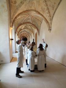 Als Novizen: Besucherinnen und Besucher lernen im LWL-Landesmuseum für Klosterkultur in dem ehemaligen Kloster Dalheim Wissenswertes über das Leben in einem mittelalterlichen Kloster. <br>Foto: LWL/S. Voss<br />