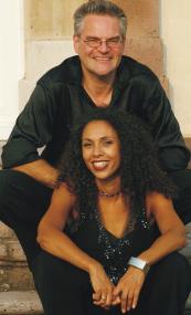 Musikalische Unterstützung erhält die Sängerin Simon Dye von dem Pianisten Michael Mikolaschek.<br> Foto: LWL<br />