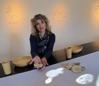 Austern zur Fastenzeit: Die Dalheimer Dauerausstellung im ehemaligen Speisesaal des Klosters zeigt, welche Speisen an Fastentagen im Kloster auf den Tisch kamen.  Dazu gehörten auch Austern, weiß die Museumspädagogin Dr. Christiane Brehm. <br>Foto: LWL/Tillmann<br />