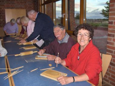 Teilnehmer beim Fertigen eines Feierabendziegels. <br>Foto: LWL/Weise<br />