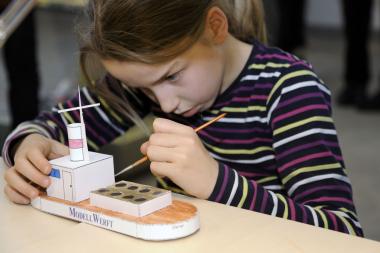 Einfache Schiffsmodelle können schon die Jüngsten bauen. <br>Foto: LWL/Matysik<br />
