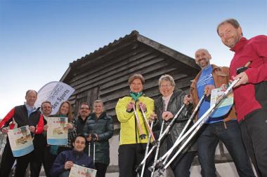 Startklar (hinten v. l.): Heinrich Marx, Björn Spisla, Maren Lampe, Gastronom Marcus Schuster, Catharina Tölle, Immo Herden, Nordic-Walking-Lehrtrainerin Monika Hoffmann, Edeltraud Schumacher, Marcus Biehl, LWL-Museumsleiter Prof. Dr. Jan Carstensen und (vorne) Thilo Janz freuen sich auf den vierten Museumwalk am 24. März. <br>Foto: LWL/Jähne<br /><i><b>Ausführlichere Bildunterzeile am Ende des Pressetextes.</b></i>