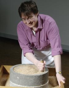 Mahlen wie die alten Römer: für die Mostbrötchen wird der Weizen am 23.2. mit einer römischen Mühle frisch gemahlen. <br>Foto: LWL/S. Brentführer<br />