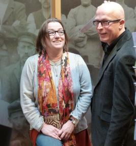 Mechtild Borrmann und Hans-Jörg Kühne haben Spaß an dem Krimigenre.<br> Foto: LWL/Zimmermann<br />