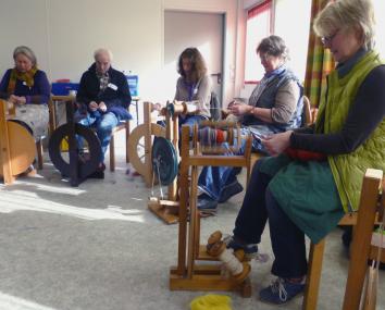 Teilnehmerinnen beim Spinnworkshop im TextilWerk. <br>Foto: LWL<br />