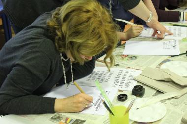Wie man mit etwas Fingerspitzengefühl Handschriften in karolingischer und gotischer Schrift anfertigt, lernen Interessierte im Kreativseminar "Scriptorium".<br> Foto: LWL/ Pluschke<br />