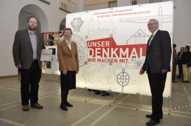 Dr. Wolfgang Kirsch (v.r.), LWL-Direktor und Vorsitzender des Westfälischen Heimatbundes, Dr. Edeltraud Klueting, Geschäftsführerin des Westfälischen Heimatbundes, und Laurenz Sandmann, Vorsitzender der Altstadtfreunde Warendorf, bei der Eröffnung der Ausstellung.<br> Foto: LWL/Schmidt<br />