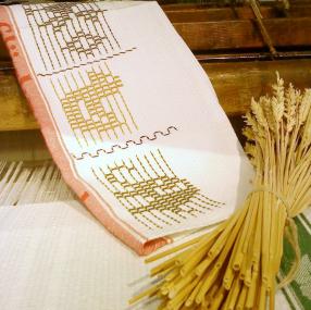 Tischedecke mit Gerstenkorn-Stickerei.<br> Foto: LWL<br />
