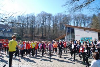 Nach dem professionellem Aufwärmtraining im Eingangsbereich des LWL-Freilichtmuseums Detmold geht es auf den 7,5 Kilometer langen Kurs durch die Regionen Westfalens. <br>Foto: LWL<br />