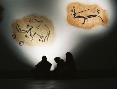 Was steinzeitliche Höhlenmalereien über das Leben unserer Vorfahren verraten, erfahren Neugierige im Kreativ-Workshop "Höhlenbär und Höhlenmaler" im LWL-Museum für Archäologie. Foto: LWL/Brentführer