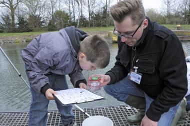 Kinder untersuchen mit einer Lupe Tiere und Pflanzen am Oberwasser des Schiffshebewerks.<br> Foto: LWL<br />