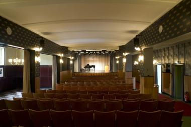Der Förderverein Heimhof-Theater e.V. wurde 2011 mit einer Anerkennung für das ehrenamtliche Engagement bei der denkmalgerechten Erhaltung und authentischen Nutzung des Lichtspielhauses aus den 1950er Jahren geehrt. <br>Foto: LWL/Nieland<br />