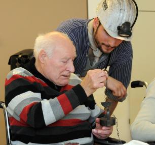 "Kohle weckt Erinnerung" ist ein mobiles Programm aus dem LWL-Industriemuseum. Hier ist Museumspädagoge Börje Nolte zu Besuch im AWO-Seniorenheim in Castrop-Rauxel-Ickern. <br>Foto: LWL/Appelhans<br />