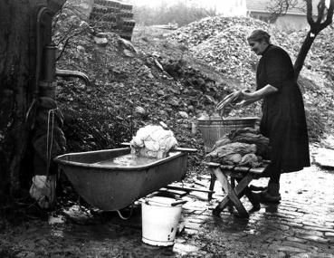 Diese Frau wusch 1959 in Münster die Wäsche noch im Fass an der Hauspumpe.<br>Foto: LWL/Risse<br />