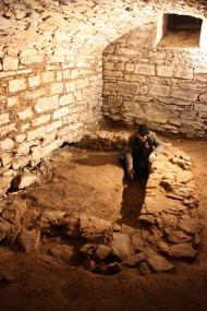 Ali Mamuud, Mitarbeiter der Stadtarchäologie Paderborn, legt die Mauern der Latrine frei. <br>Foto: LWL/Spiong<br />