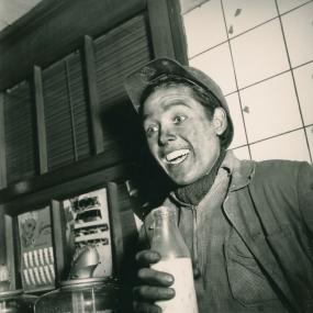 Die Milch macht's. Junger Bergmann nach der Schicht in Kamp-Lintfort, ca. 1955. <br>Foto: LWL/Windstosser<br />