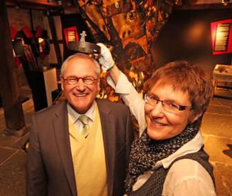 Die Funktionsweise eines Kopfwehreifs aus den 1920er-Jahren testeten LWL-Direktor Dr. Wolfgang Kirsch und Projektleiterin Gefion Apel in der Sonderausstellung "Verflixt! Geister, Hexen und Dämonen", die ab dem 28. März im LWL-Freilichtmuseum Detmold zu sehen ist. <br>Foto: LWL/Jähne<br />