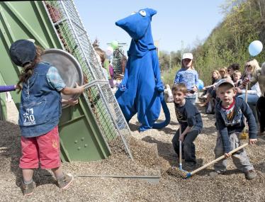 Museumsmaskottchen Ratte mischt beim Saisonstart auf dem Hüttenspielplatz kräftig mit. <br>Foto: LWL/Hudemann<br />