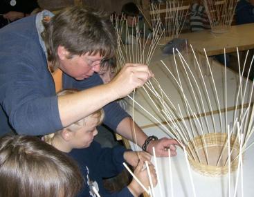 Körbe flechten im Industriemuseum.<br> Foto: LWL<br />