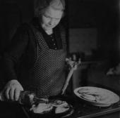 Eine Frau aus dem Münsterland backt Struwen (zwischen 1930 und 1950).<br>Foto: LWL<br />