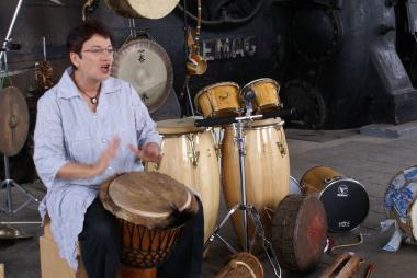 Das Musikerduo Michaele Mohr und Werner Loghin stellen unterschiedliche Percussion-Instrumente im Schiffshebewerk Henrichenburg vor. <br>Foto LWL<br /> 