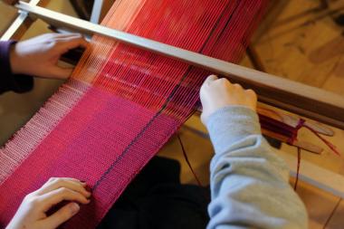 Die Technik des Webens kann bei einer Mitmachaktion am kommenden Wochenende im LWL-Freilichtmuseum Detmold ausprobiert werden. <br>Foto: LWL/Sánchez<br />