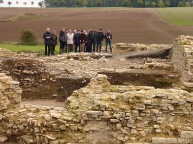 Auch für Besucher sind die Mauern der Holsterburg immer wieder spannend. Das Interesse an der für Westfalen ungewöhnlichen Burg ist groß. <br>Foto: LWL<br />