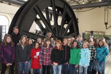 Sechsklässlerinnen des Ratsgymnasiums Gladbeck mit ihrem Lehrer Zdenko Sojcic; und dem Museumspädagogen Dirk Aries (l.) in der Maschinenhalle der Zeche Hannover. <br>Foto: LWL / Körner
