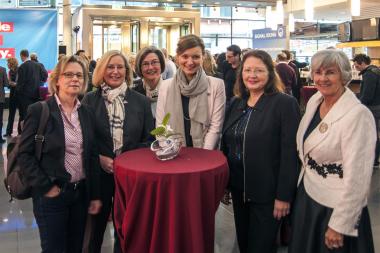 Mehrfach ausgezeichnet: Neben der Handwerkskammer Dortmund wurde Berenika Oblonczyk (3. v. re.) auch von der Soroptimist International-Gesellschaft ausgezeichnet. <br>Foto: Privat<br />
