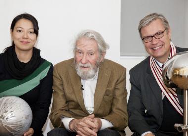 Kuratorin Melanie Bono, Otto Piene und Museumsdirektor Dr. Hermann Arnhold bei seinem Besuch im Dezember 2012. <br>Foto: LWL