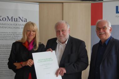 LWL-Kulturdezernentin Dr. Barbara Rüschoff-Thale (v.l.), Dr. Gunter Müller, der den Flurnamenatlas bearbeitet hat, und Prof. Dr. Jürgen Macha, Vorsitzender der Kommission für Mundart und Namenforschung, stellten den Flurnamenatlas vor. <br>Foto: LWL/Braun<br />