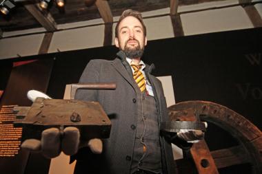 Ausstellungskurator Alexander Eggert startet die Reihe ¿Museumswissenschaftler führen¿ mit Einblicken in die Sonderausstellung ¿Verflixt! Geister, Hexen und Dämonen¿.<br>Foto: LWL/Jähne