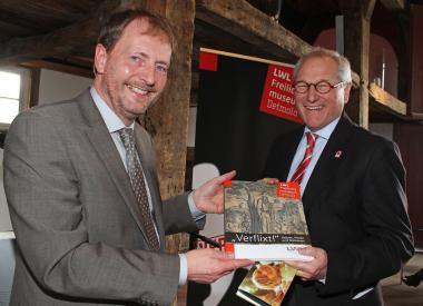 LWL-Museumsdirektor Prof. Dr. Jan Carstensen (l.) überreichte LWL-Direktor Dr. Wolfgang Kirsch bei der Eröffnung des Themenjahrs ¿Verflixt! Geister, Hexen und Dämonen¿ den gleichnamigen Tagungsband. <br>Foto: LWL/Jähne