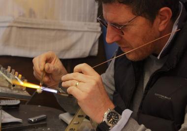 Der Muraneser Perlenmacher Davide Penso in seinem Atelier. <br>Foto: LWL / M. Holtappels