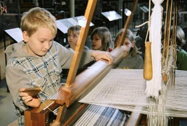 LWL-TextilWerk Bocholt: Museumspädagogisches Kinderprogramm zur Handweberei in der Museumsfabrik. <br>Foto: LWL/Sagurna <br />