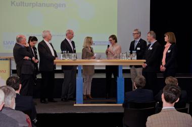 von links: Reinhart Richter (Kulturberatung), Christina Loi (Stadt Ahlen), Eckhard Günther (Stadt Freudenberg), Thomas Gehring (Stadt Halver), Anne Legat (Journalistin und Moderatorin), Heike Herold (Geschäftsführerin der LWL-Kulturstiftung), Gerhart Handermann (Kreis Höxter), Wolfgang Streblow (Stadt Lippstadt), Ulrike Beckmann (Kreis Olpe) stellten den Stand ihrer Kulturplanungsprozesse vor.<br>Foto: LWL<br />