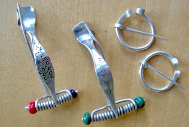 Gewandspangen wie bei den alten Römern fertigen die Teilnehmer im Workshop "Fibeln schmieden" im LWL-Römermuseum. <br>Foto: M. Gorrisen<br />