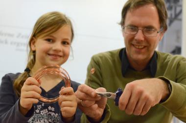 Metall ist stabil und dennoch flexibel - dass man daraus auch wunderbar und ganz einfach Schmuck herstellen kann, verrät der Familiensonntag "Die Erfindung des Metalls" in Herne. <br>Foto: LWL/Quickels<br />