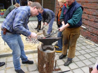 Keine leichte Sache: mit Schmiedehammer und Amboss werden im Kreativseminar am 11. und 12.5. schwere Geräte aufgefahren. <br>Foto: LWL/ M. Lagers