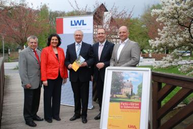 Präsentierten im Kurpark in Bad Sassendorf das LWL-Gartenreisehandbuch "Parks + Gärten in Südwestfalen": Helmut Bleilefens (v.l./stellvertretender Bürgermeister Bad Sassendorf), Landrätin Eva Irrgang (Aufsichtsratvorsitzende Westfälisches Gesundheitszentrum Holding GmbH), LWL-Direktor Dr. Wolfgang Kirsch, Hubertus Winterberg (stellvertretender Geschäftsführer Südwestfalen Agentur, Regionale 2013) und Buchautor Hartmut Kalle (LWL-Denkmalpflege, Landschafts- und Baukultur in Westfalen). Foto: LWL